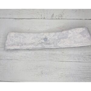 Lululemon Fly Away Tamer Headband Grey White Lace Floral Luxtreme Non-Slip OS